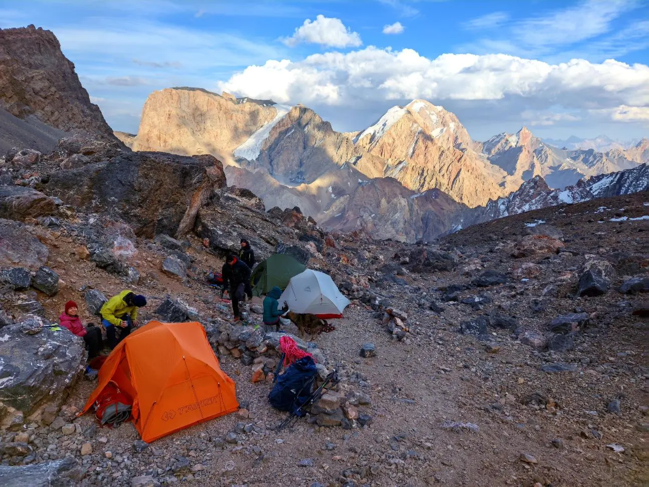 Naše nocoviště ve 4600 mnma námi Pik zámok 5020 mnm ​