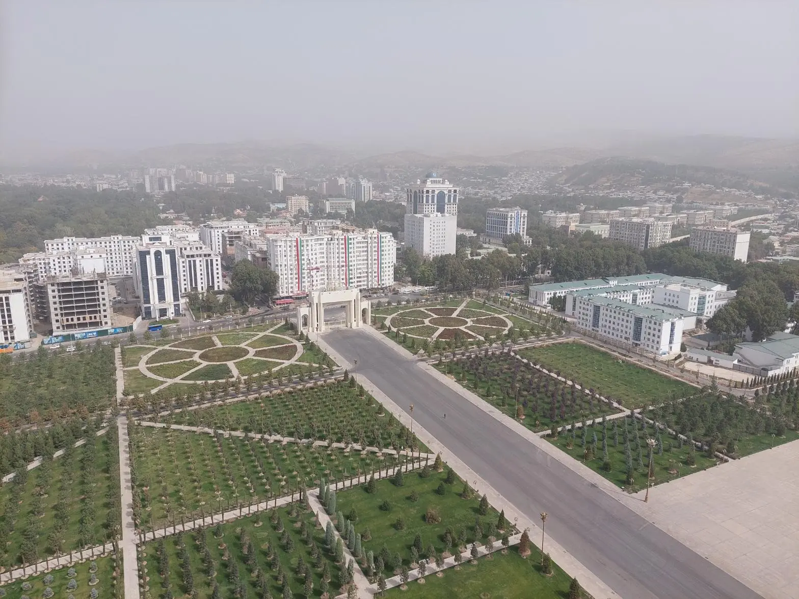 Megalomanská architektura a hlavní město prezidenta Rhamona - prázdné novostavby v kontrastu s místní chudobou. ​