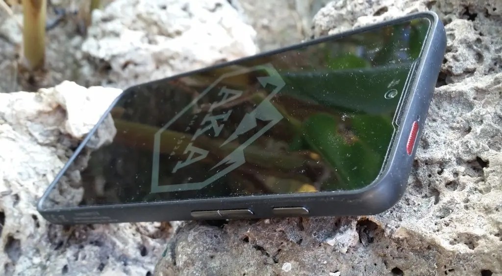 Na první i druhý pohled vypadá telefon jako normální mobil.